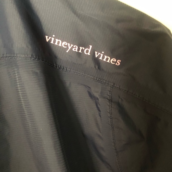Classy Vineyard Vine stow and go jacket - Picture 6 of 7